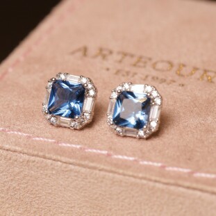 Brinco Quadrado Com Zircônias Azuis  Em Prata 