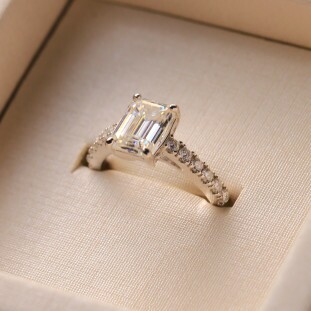 Anel Retangular Moissanites Em Prata 