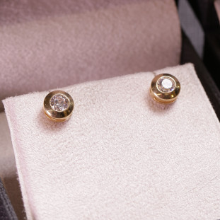 Brinco Redondo Oco Com Zircônias Em Ouro Amarelo 