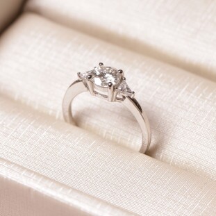 Anel Solitário Cravejado Com Moissanites Em Prata