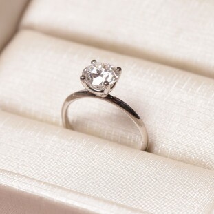 Anel Solitário Cravejado Com Moissanites Em Prata