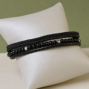 Bracelete Com Couro Preto Tiras Trançadas e uma Shamba Com Aço no Fecho