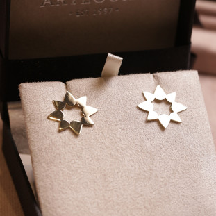 Brinco Petalas Vazado Em Ouro Amarelo