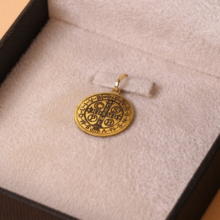 Pingente Medalha São Bento Vazada Em Ouro Amarelo 