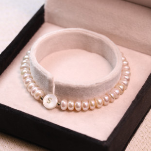 Pulseira Com Madrepérolas e Hematitas Com Letra S De Cobre Banhada a Ouro 