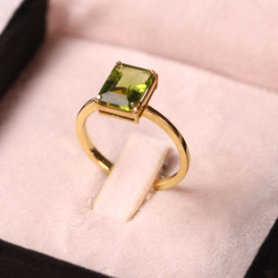 Anel Com Peridoto Retangular Em Ouro Amarelo