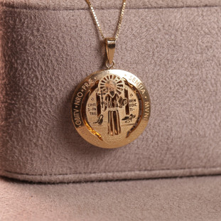 Pingente São Bento Vazado a Laser Em Ouro Amarelo 