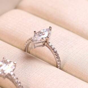 Anel Navete Cravejado Com Moissanites Em Prata