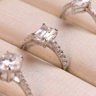 Anel Retangular Com Moissanites Em Prata 