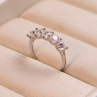 Meia Aliança Cravejada Com Moissanites Em Prata