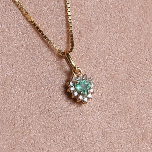 Pingente  Coração Mini Cravejado Com Diamantes E Esmeralda  Em Ouro Amarelo 