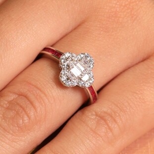 Anel Trevo Cravejado Com Zircônias Aro Rubis Em Prata 