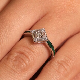 Anel Losango Cravejado Com Zircônias Esmeraldas Em Prata 