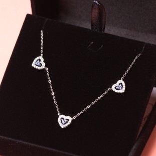 Gargantilha Corações Cravejados Com Zircônias Safiras Em Prata 