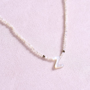 Colar de Pérolas e Hematitas Douradas Com Madrepérolas Letra Z 