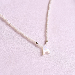 Colar de Pérolas e Hematitas Douradas Com Madrepérolas Letra A