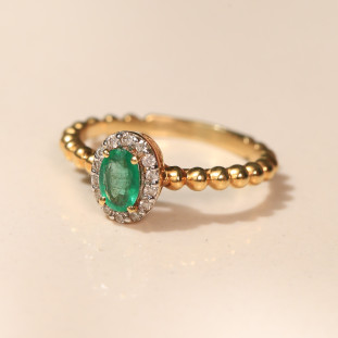 Anel Oval Esmeralda em Ouro Amarelo