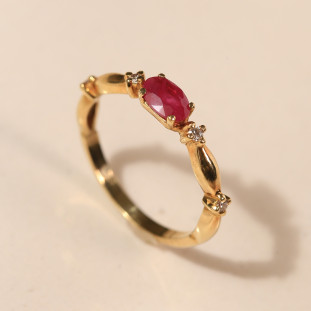 Anel Com Rubi Oval e Diamantes Em Ouro Amarelo