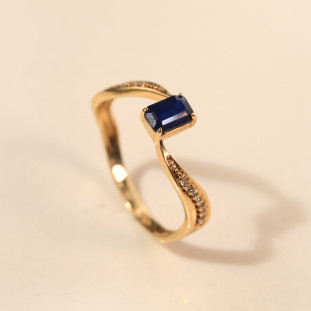 Anel de Formatura Cravejado Com Safira Retangular e Diamantes Em Ouro Amarelo
