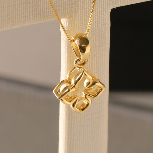 Pingente Flor Vazado Em Ouro Amarelo