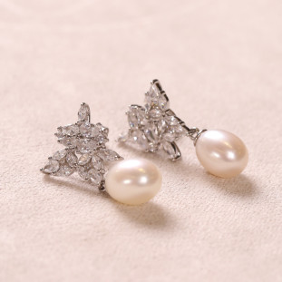 Brinco Com Pérola Pendurada e Zircônias Navetes Em Prata 