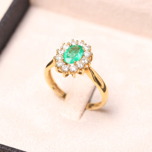 Anel Esmeralda Oval com Diamantes em Ouro Amarelo