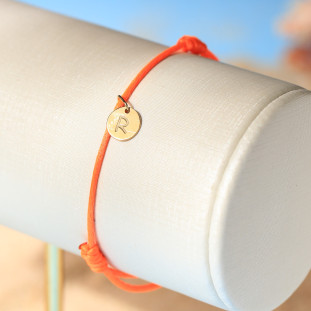 Pulseira Fio de Seda Com Pingente Placa Letras Laser em Ouro Amarelo-R