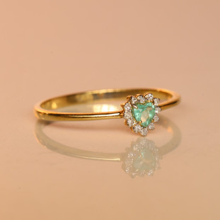 Anel Mini Coração Cravejado Com Diamantes e Esmeralda Em Ouro Amarelo 
