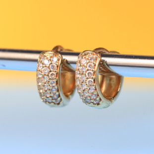 Argola Redonda Pequena Cravejada Com Zircônias Em Ouro Amarelo 