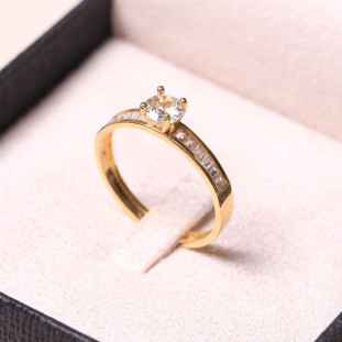 Anel Solitário Com Cravação Carre de Zircônias Em Ouro Amarelo 