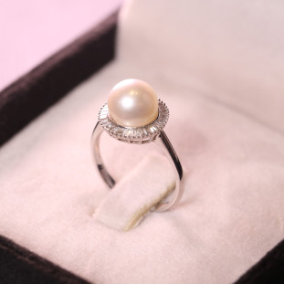 Anel Com Pérola e Diamantes Em Ouro Branco 