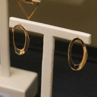 Brinco Oval Polido Vazado Em Ouro Amarelo 