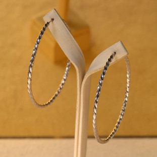 Argola Redonda Torcida Em Ouro Amarelo