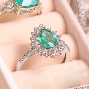 Anel Gota Cravejado Com Diamantes e Esmeralda Em Ouro Branco