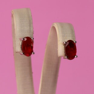 Brinco Oval Com Zircônias Rubi Em Prata 