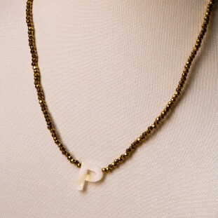 Colar Pérola Letra P Hematita Facetada Dourada Com Fecho De Silicone