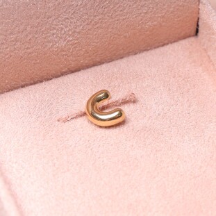 Pingente Letra C Boleada e Vazada no Verso Em Ouro Amarelo 