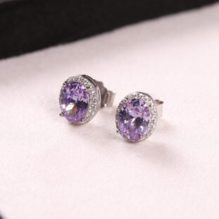 Brinco Oval Cravejado Com Zircônias Lavanda Em Prata