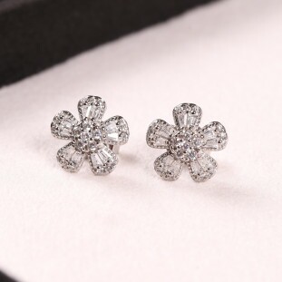 Brinco Flor Cravejado Com Zircônias Em Prata 