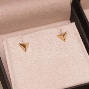 Brinco Triangular Polido Em Ouro Amarelo 