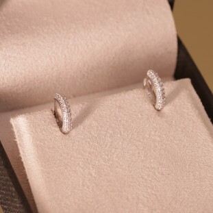 Argola Pavê Pequena Cravejada Com Zircônias  Em Ouro Branco