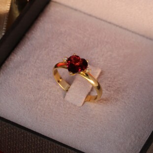 Anel Coração Granada com Diamante em Ouro Amarelo