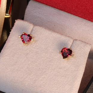 Brinco Coração Com Granadas Rodolitas e Diamantes Em Ouro Amarelo