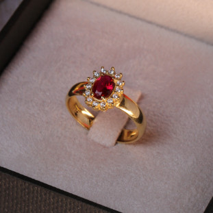 Anel Oval Com Zircônia Rubi Em Ouro Amarelo