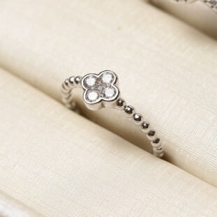 Anel Trevo Cravejado Com Zircônias Em Prata 