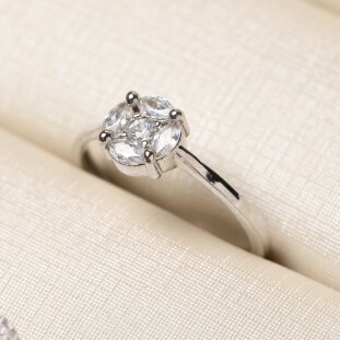 Anel Redondo Cravejado Com Zircônias Em Prata 