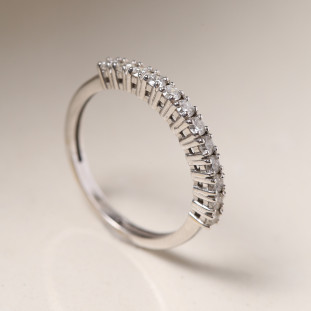 Meia Aliança Cravejada Com Diamantes Em Ouro Branco 