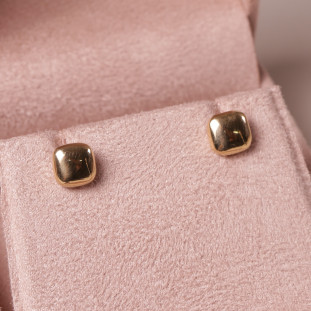 Brinco Quadrado Medio Boleado  Em Ouro Amarelo