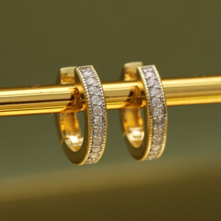 Argola Fios Quadrado Cravejada Com Diamantes  Em Ouro Amarelo
