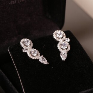 Brinco Earcuff Redondo e Gota Cravejado Com Zircônias Em Prata 